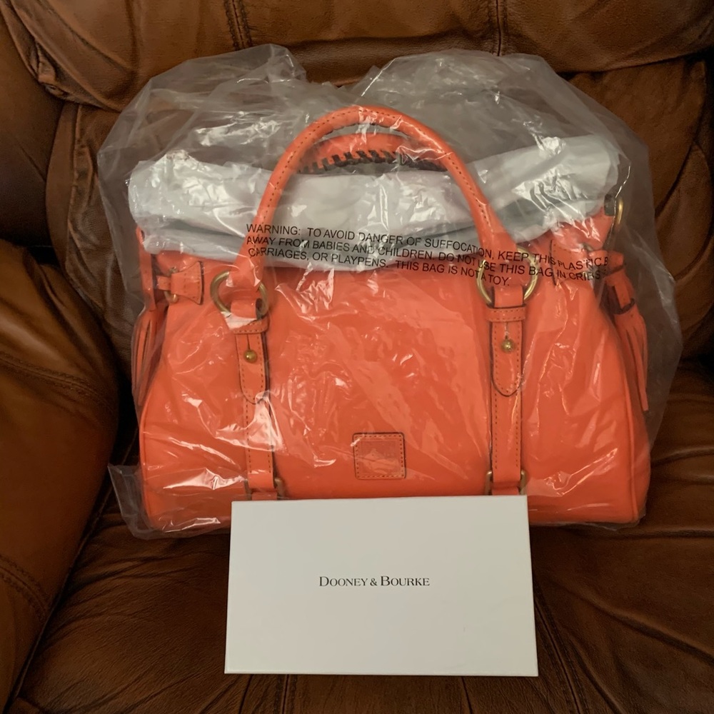 ❣️SOLD❣️Dooney Bourke Medium Salmon/Coral w Wallet